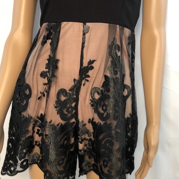 CHARLOTTE RUSEL LACE ROMPER SIZE S - Picture 2 of 6
